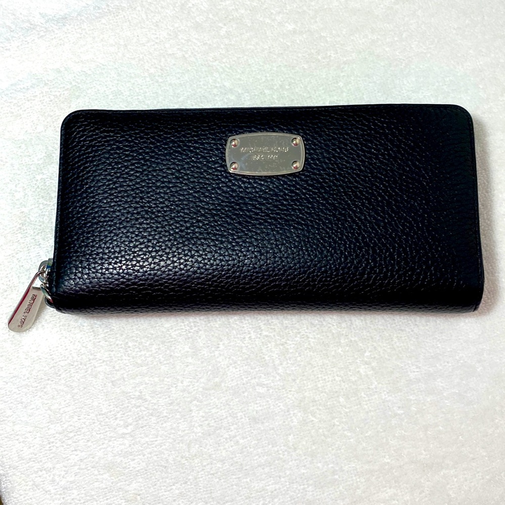 MICHAEL KORS LARGE BLACK  PEBBLED LEATHER TRAVEL WALLET